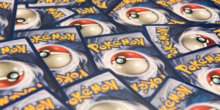 Pokémon Card Scalper Namesti GPS sledilnik na dostavno voznikovo vozilo, da sledi obnovi zalog