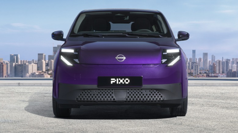 Sprednji del vijoličnega Nissan Pixo