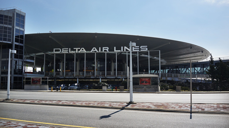 Terminal Delta Airlines mednarodnega letališča JFK je prikazan 28. februarja 2013 v okrožju Queens v New Yorku.