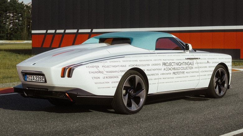 Pogled od zadaj 3/4 belega Rolls-Roycea Project Nightingale