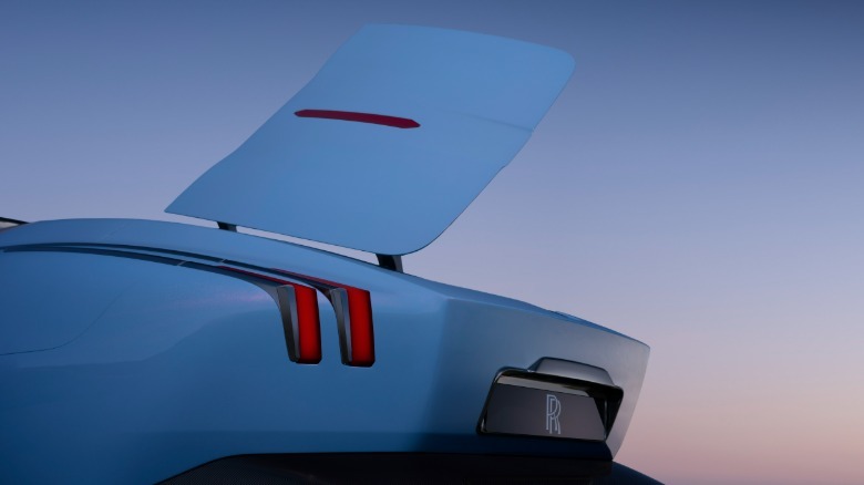 Prtljažna vrata odprta na Rolls-Royceu Nightingale