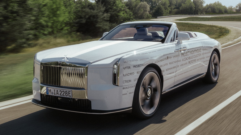 Pogled od spredaj 3/4 belega Rolls-Roycea Project Nightingale