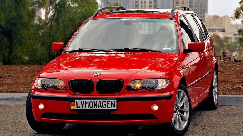 Slika sprednjega dela BMW 325xiT iz leta 2004