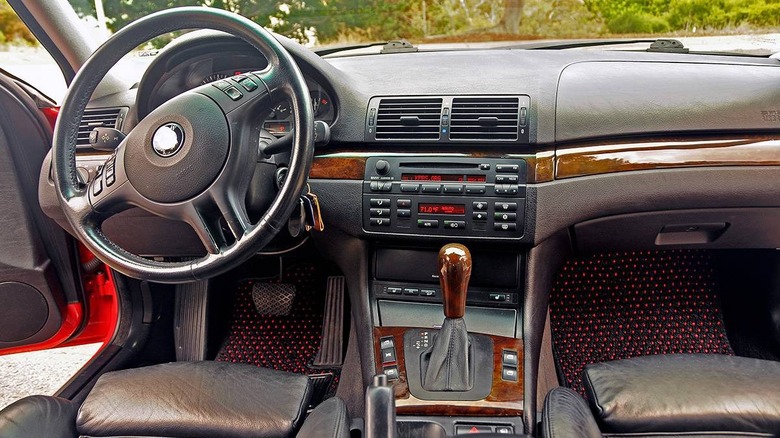 Slika podrobnosti armaturne plošče BMW 325xiT 2004
