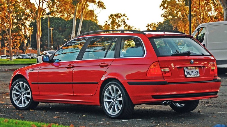 2004 BMW 325xiT tričetrtinska slika zadaj