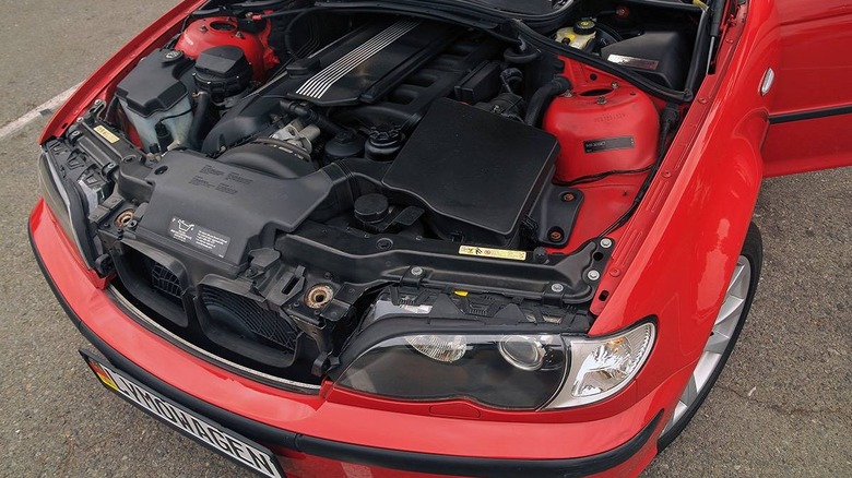 Slika motornega prostora BMW 325xiT iz leta 2004