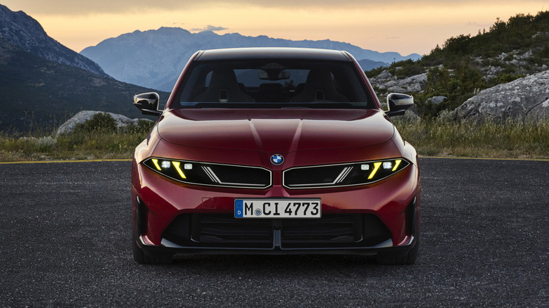 Sprednji del rdečega BMW M350