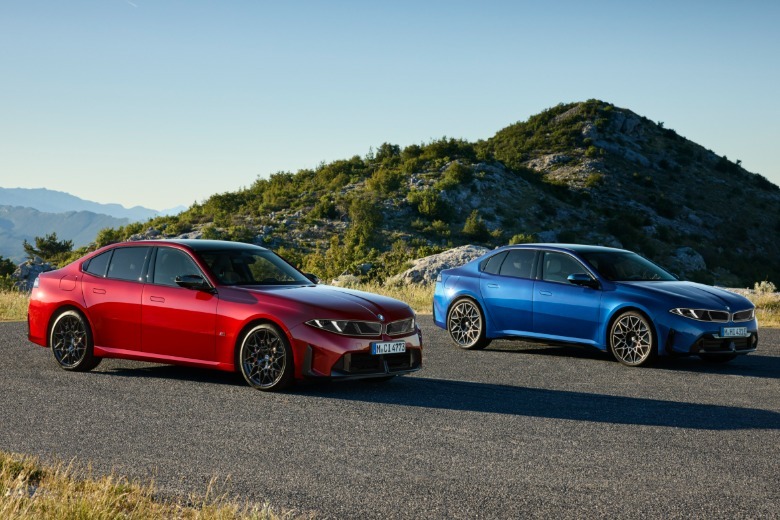 Rdeči BMW serije 3 poleg modrega BMW i3