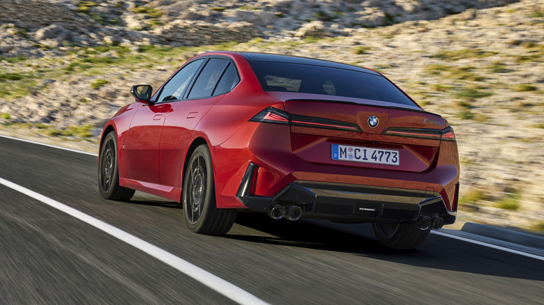 Pogled od zadaj 3/4 BMW M350 letnik 2027