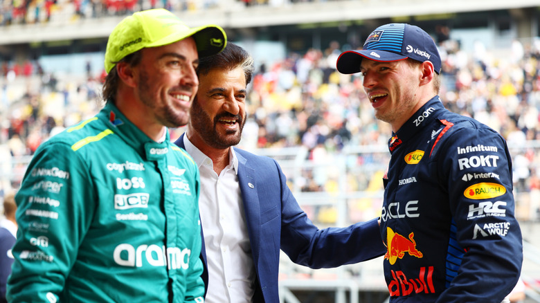 Kvalifikant za prvi položaj Max Verstappen iz Nizozemske in Oracle Red Bull Racing, tretjeuvrščeni kvalifikant Fernando Alonso iz Španije ter Aston Martin F1 Team in Mohammed ben Sulayem, predsednik FIA, se pogovarjajo v parc ferme po kvalifikacijah pred F1 Veliko nagrado Kitajske na mednarodnem dirkališču Šanghaj 20. aprila 2024 v Šanghaju na Kitajskem.