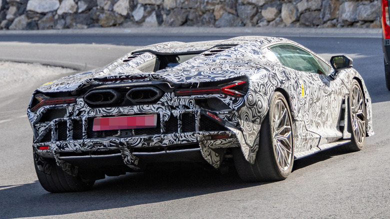 Pogled od zadaj 3/4 kamufliranega Lamborghinija Revuelto