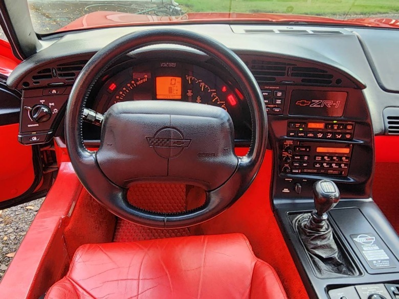 Slika armaturne plošče Chevy Corvette ZR1 iz leta 1994