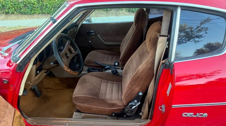 Slika notranjosti Toyota Celica GT Liftback skozi voznikova vrata iz leta 1976