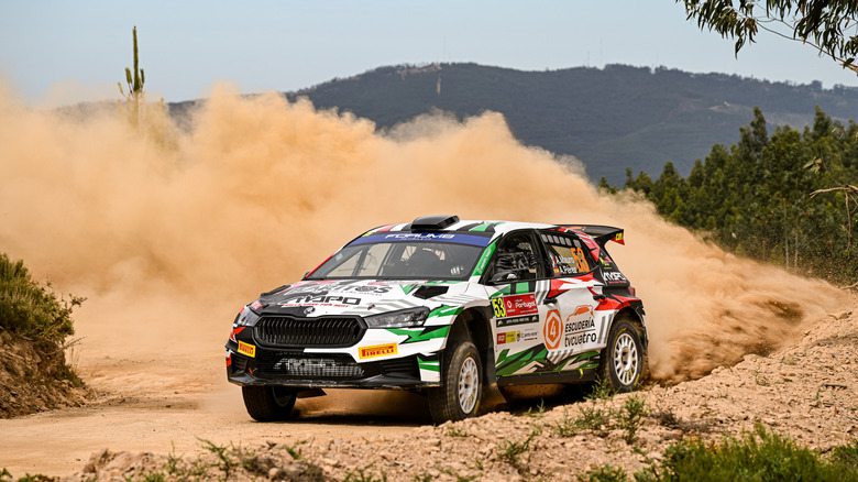 Alejandro Mauro iz Mehike in Adrian Perez iz Španije tekmujeta s svojo Škodo Fabio RS Rally2 med shakedownom za FIA svetovno prvenstvo v reliju Portugalska 9. maja 2024 v Baltarju na Portugalskem.
