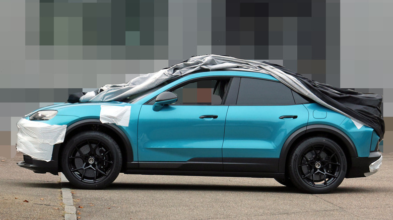 Stranski pogled na prototip Miami Blue Porsche Cayenne Turbo GT Electric