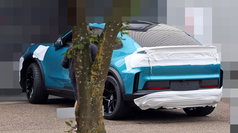 3/4 pogled od zadaj na delno zakamufliran Porsche Cayenne Turbo GT Electric