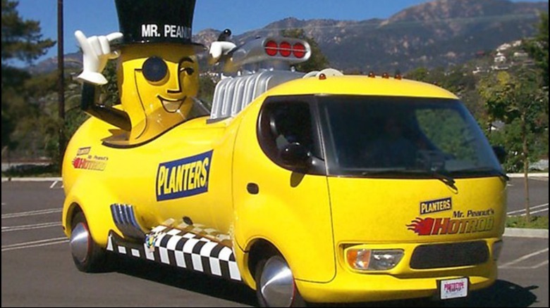 Tričetrtinski posnetek spredaj NUTmobile Hot Rod iz leta 1999, parkiranega na parkirišču pred gorami
