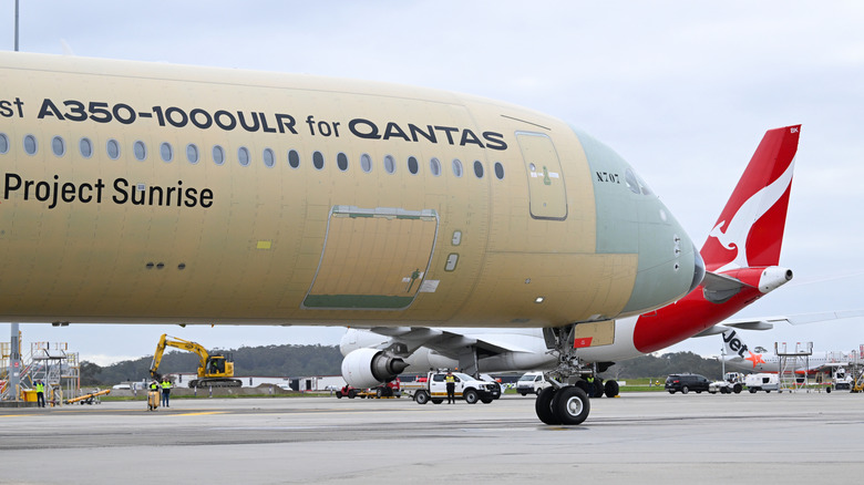 Airbus A350-100ULR, ki je 24. julija 2026 letel iz Toulousa v Franciji v 19 urah in 12 minutah, 24. julija 2026 v Melbournu v Avstraliji, leti mimo repa Qantas po pristanku na letališču v Melbournu.