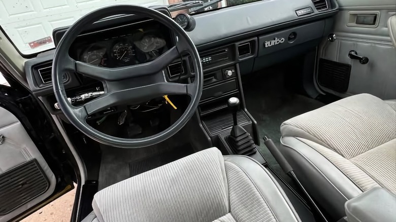 Slika armaturne plošče Dodge Omni Shelby GLH-T iz leta 1986