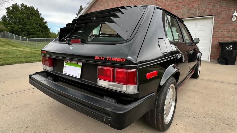 Slika zadnjega dela Dodge Omni Shelby GLH-T iz leta 1986