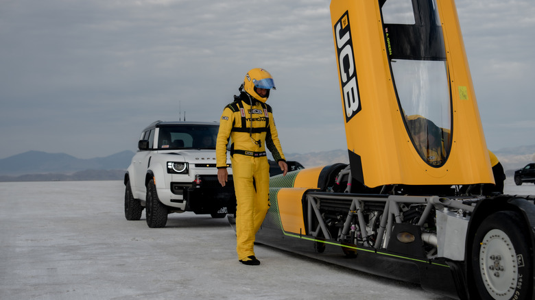 Andy Green se približuje kokpitu JCB Hydromax