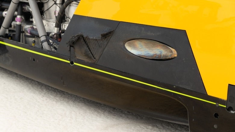 Izpuh JCB Hydromax po njegovi rekordni vožnji s karoserijo iz ogljikovih vlaken se je stopil