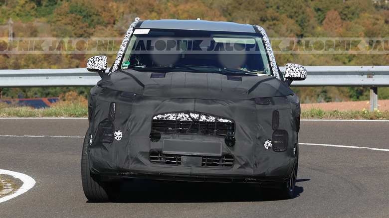 Sprednji del kamufliranega prototipa Kia Sportage 2028