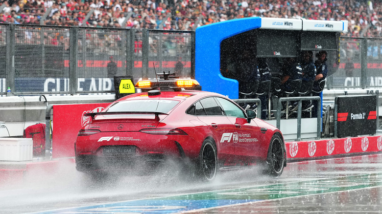 Medicinski avtomobil FIA sproži pršenje v boksih pred F1 Veliko nagrado Bahrajna v Maleziji na dirkališču Sepang 4. oktobra 2026 v Kuala Lumpurju v Maleziji.