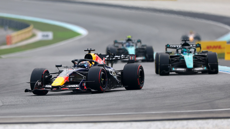 Max Verstappen iz Nizozemske, ki vozi (3) Oracle Red Bull Racing RB22 Red Bull Ford Powertrains, vodi Georgea Russella iz Velike Britanije, ki vozi (63) Mercedes AMG Petronas F1 Team W17 na stezi med F1 Veliko nagrado Bahrajna v Maleziji na dirkališču Sepang Circuit 4. oktobra 2026 v Kuala Lumpurju v Maleziji.