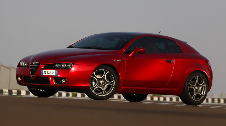 Pogled od spredaj 3/4 na rdečo Alfa Romeo Brera