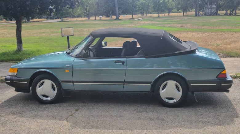 1991 Saab 900 Turbo kabriolet, voznikova stran z dvignjeno sliko na vrhu