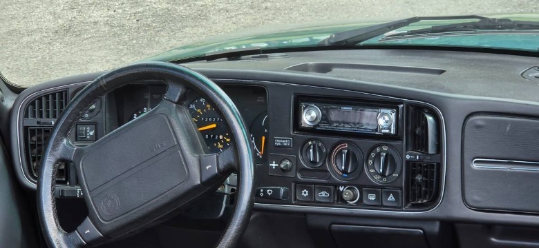 Slika armaturne plošče kabrioleta Saab 900 Turbo iz leta 1991