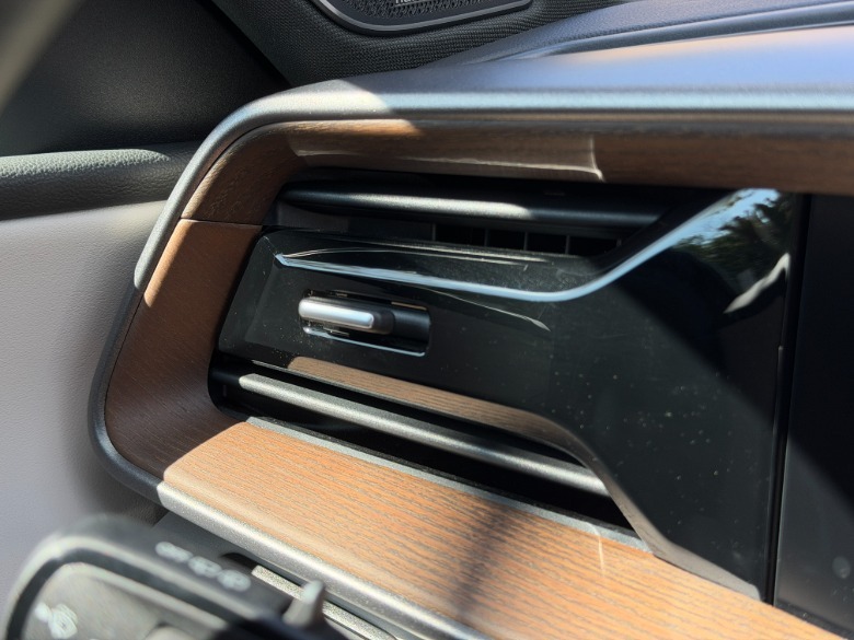 Detajl zračnika v Volkswagnu Atlas 2027