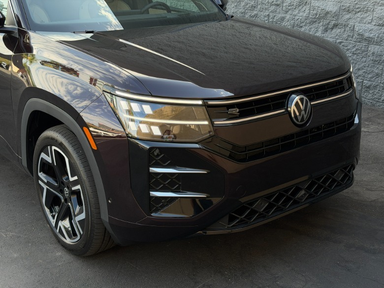 Sprednji del vijoličnega Volkswagna Atlasa 2027