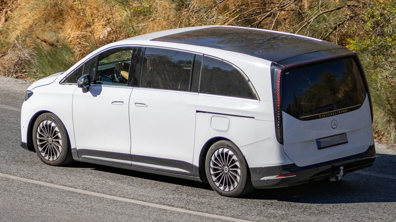 Pogled od zadaj 3/4 belega prototipa Mercedes-Benz VLE