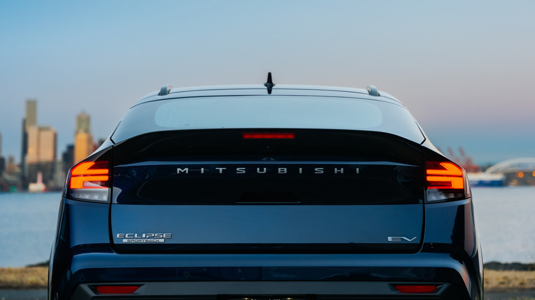 Pogled od zadaj na modri Mitsubishi Eclipse Sportback 2027.
