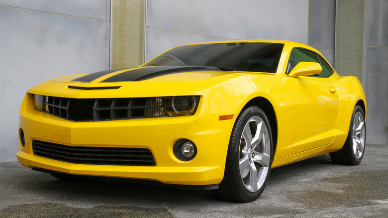 Atrakcija TRANSFORMERS Chevrolet Camaro (robot Bumblebee) v studiu Universal Studio Singapore