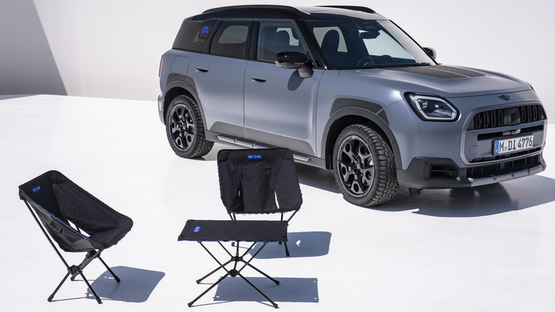 Mat modri Countryman S Untamed Edition, parkiran na beli površini za črno zložljivo opremo za kampiranje Untamed