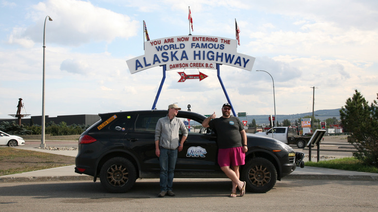 Alex in jaz s Porsche Cayenne Diesel na Aljaski avtocesti