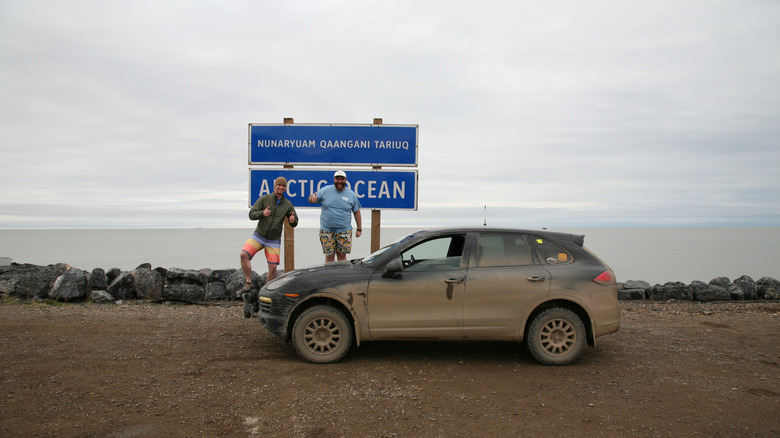 Alex in jaz s Porsche Cayenne Diesel ob Arktičnem oceanu v Tuktoyaktuku, NWT