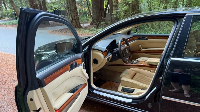 2005 Volkswagen Phaeton W12 2+2 slika kabine skozi voznikova vrata