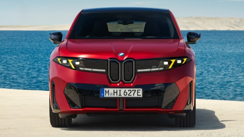 Sprednji del satenastega rdečega 2027 BMW iX4 M60