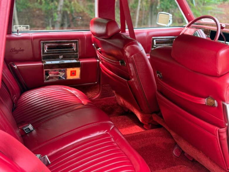 Slika predelka na zadnjih sedežih Cadillac Brougham iz leta 1991