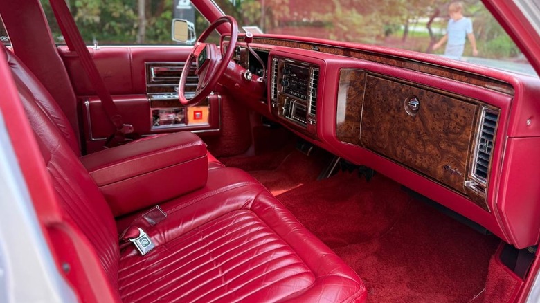 Slika sprednjih sedežev Cadillac Brougham iz leta 1991
