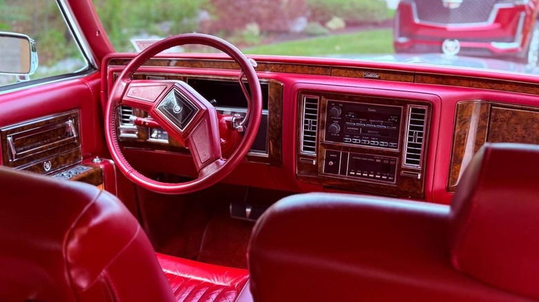 Slika armaturne plošče in volana Cadillac Brougham iz leta 1991