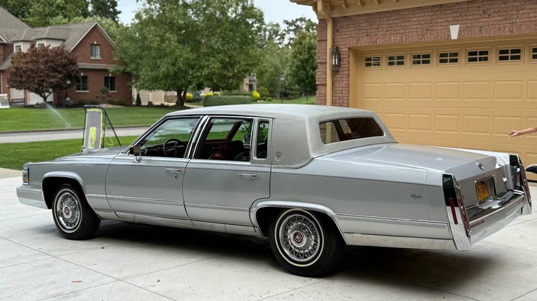 1991 Cadillac Brougham tričetrtinska slika zadaj