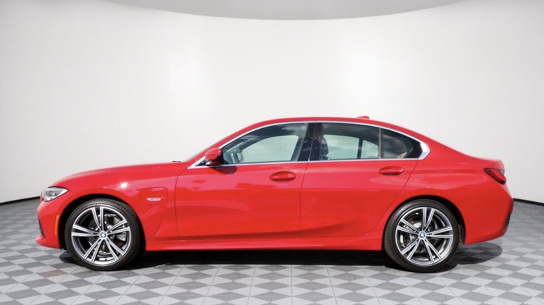 rdeč 2022 bmw 330 xDrive