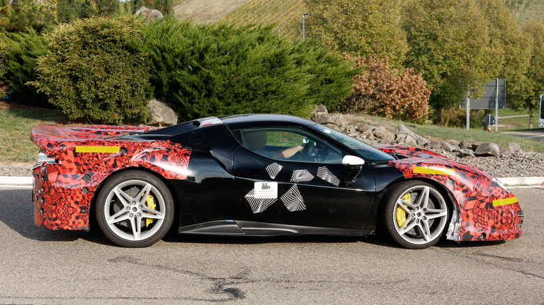 Stranski pogled na prototip Ferrarija 296 Challenge Stradale