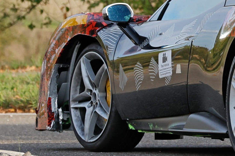 Detajl sprednjega kolesa prototipa Ferrari 296 Challenge Stradale