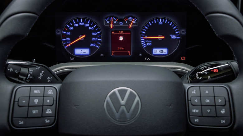 Bližnji posnetek črnega volana Volkswagen ID Tiguan (s pravimi gumbi!) in novega Mk. IV Golf zasnova merilnika